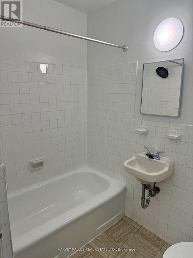 Building Photo - 1582 Bathurst St