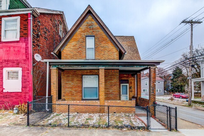 Foto del edificio - Available Now  - BEAUTIFUL FULLY RENOVATED...