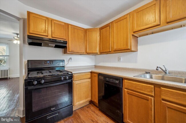 Building Photo - 885 N 27th St