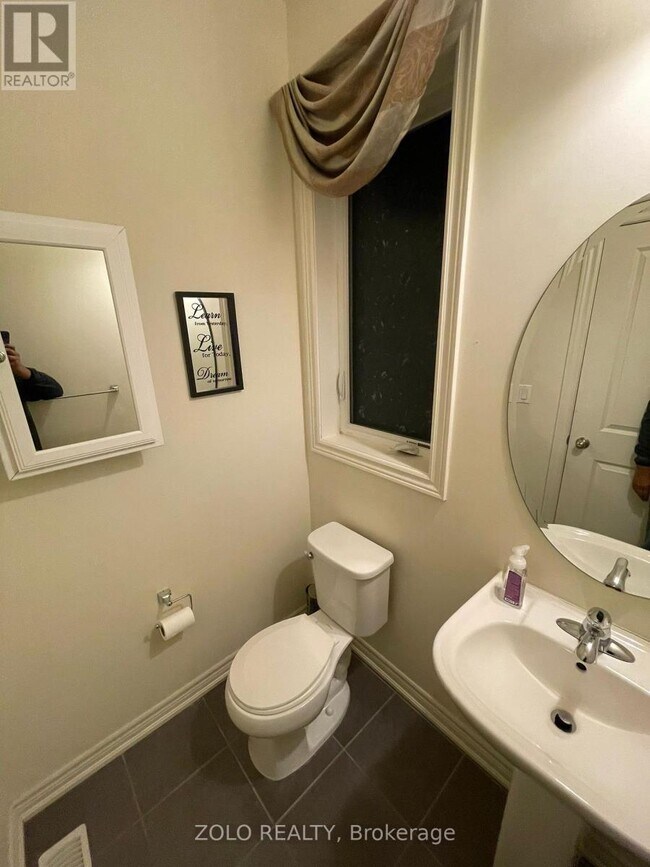 Building Photo - 17 Kempsford Cres