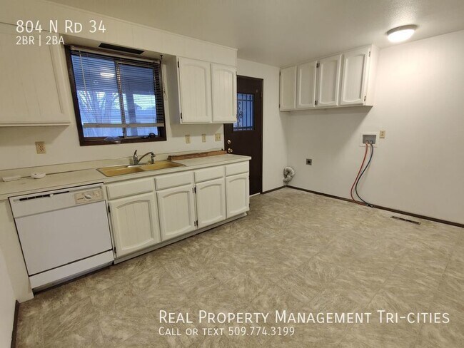 Building Photo - Duplex on Large Lot with Extra Parking