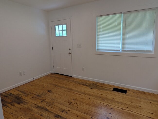 Foto del edificio - 258 Burnt Mill Rd