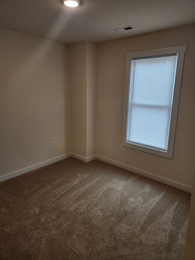 Foto del edificio - Blackstone-New Construction 3 Bed 2.5 Bath Townhouse-Fort Pickett Area