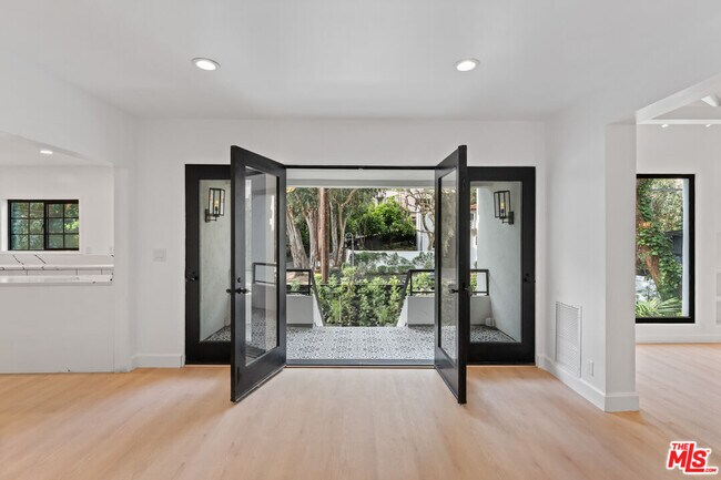 Foto del edificio - 1800 Benedict Canyon Drive