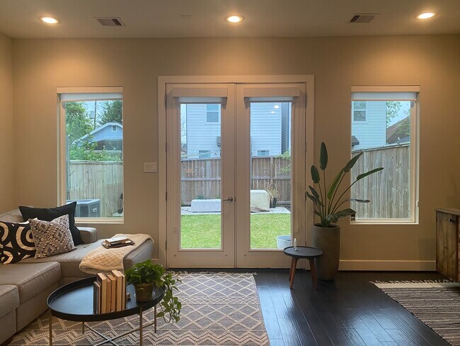 Foto del edificio - 2413 Chapman St