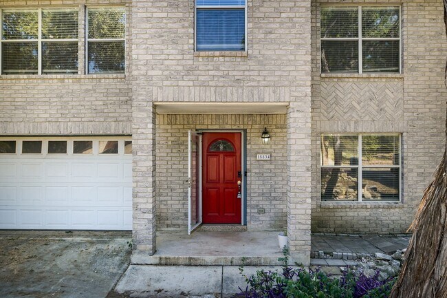 Building Photo - Charming 2 story home!!