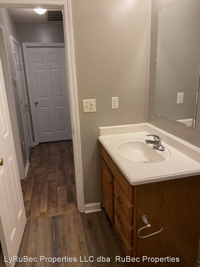 Building Photo - 2 br, 1 bath House - 4616 Highlake Dr