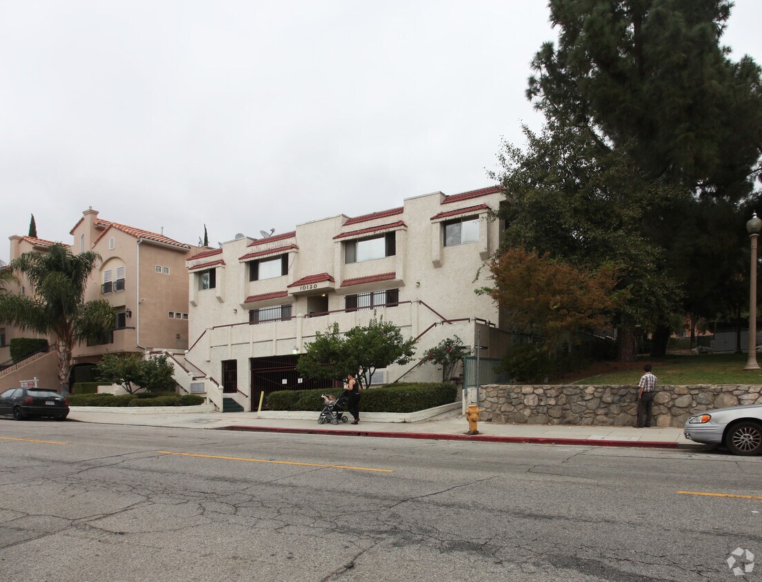 Building Photo - 10120 Commerce Ave