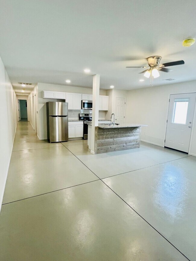 Foto del edificio - BRAND NEW 4 Bedroom 2 Bath Duplex- $800 Mo...