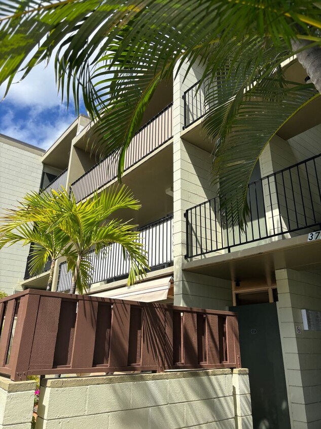 Foto principal - Available Now: 2 Bedroom, 1.5 bath Condo w...