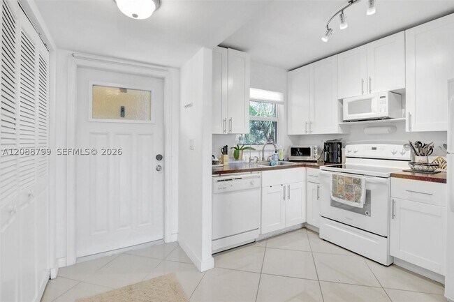 Foto del edificio - 8400 Sunrise Lakes Blvd