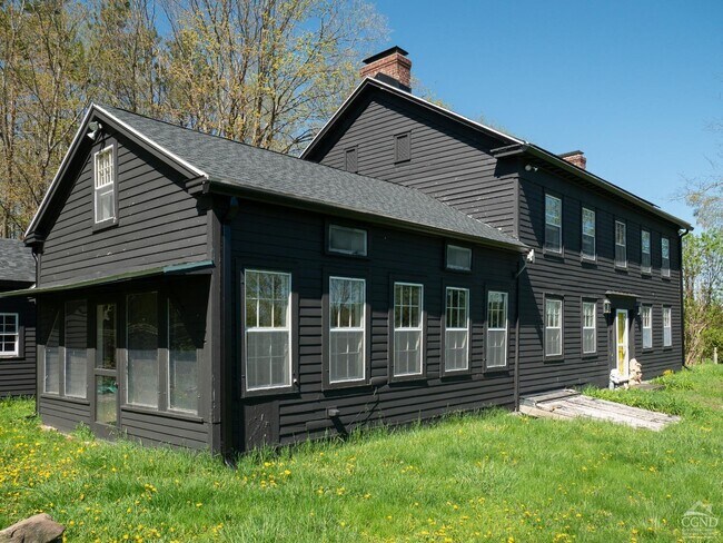Foto del edificio - 483 Travis Hill Rd