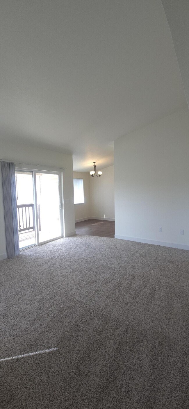 LIVING ROOM - Columbia Village Apartments