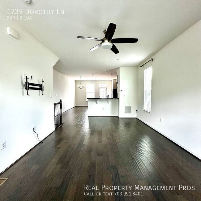 Building Photo - End Unit Townhome with 1 Car Garage!