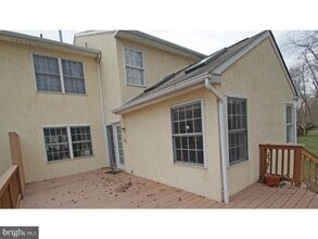 Building Photo - 727 Locust Ln