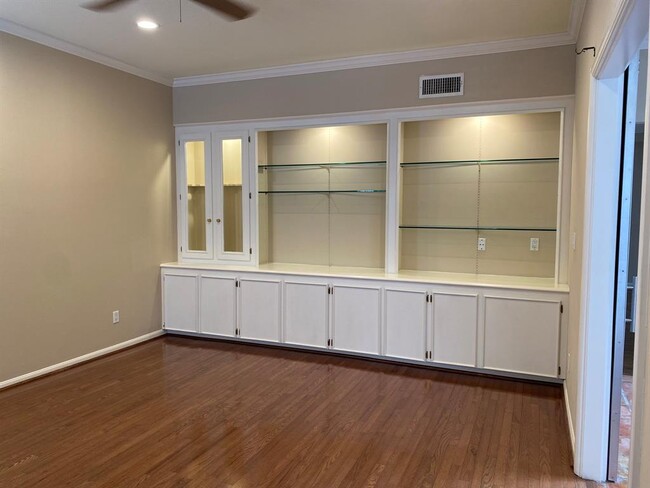 Building Photo - 575 Trianon St