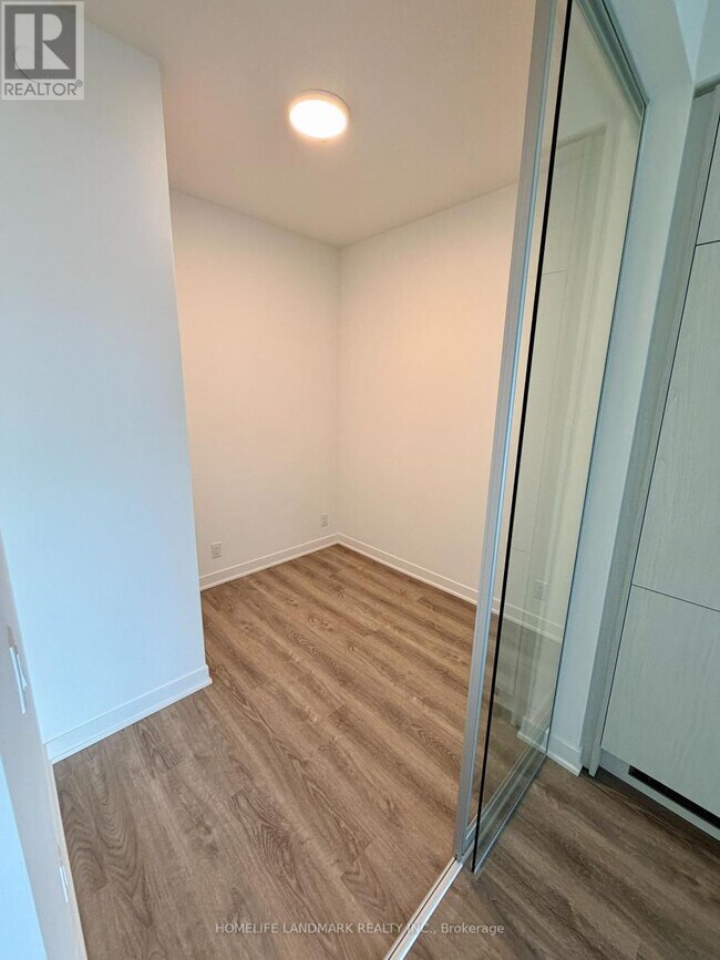 Photo du bâtiment - 180 Front St E