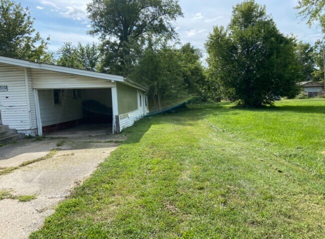 Building Photo - Attached Carport! $390 Month / $600 Down