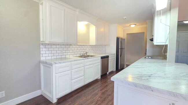 Foto del edificio - FOR LEASE - 3/2/2 North West Lubbock