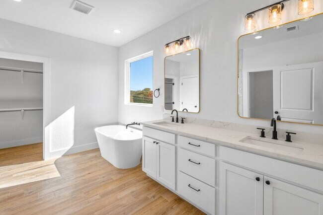 Foto del edificio - 130 Homer Dr W