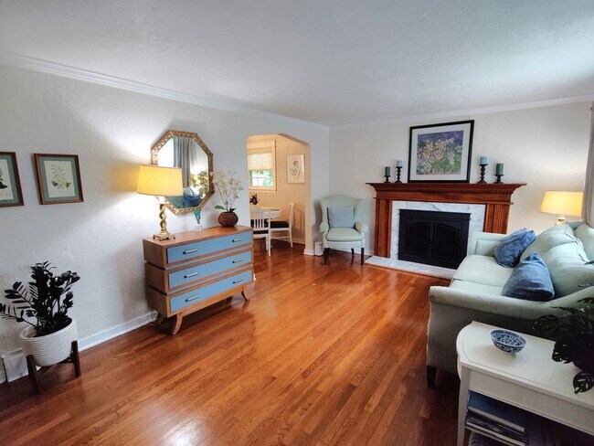 Building Photo - *Beautifully Updated & Spacious 3BD/2BA Si...