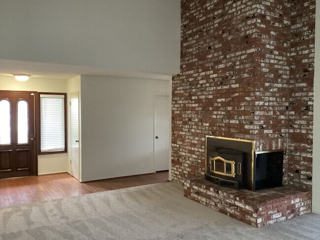 Building Photo - Large Single Story Home in Orcutt with Thr...