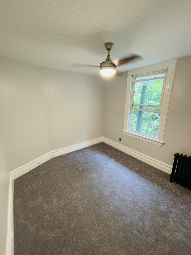 Bedroom- Medium - 10 Amackassin Ter