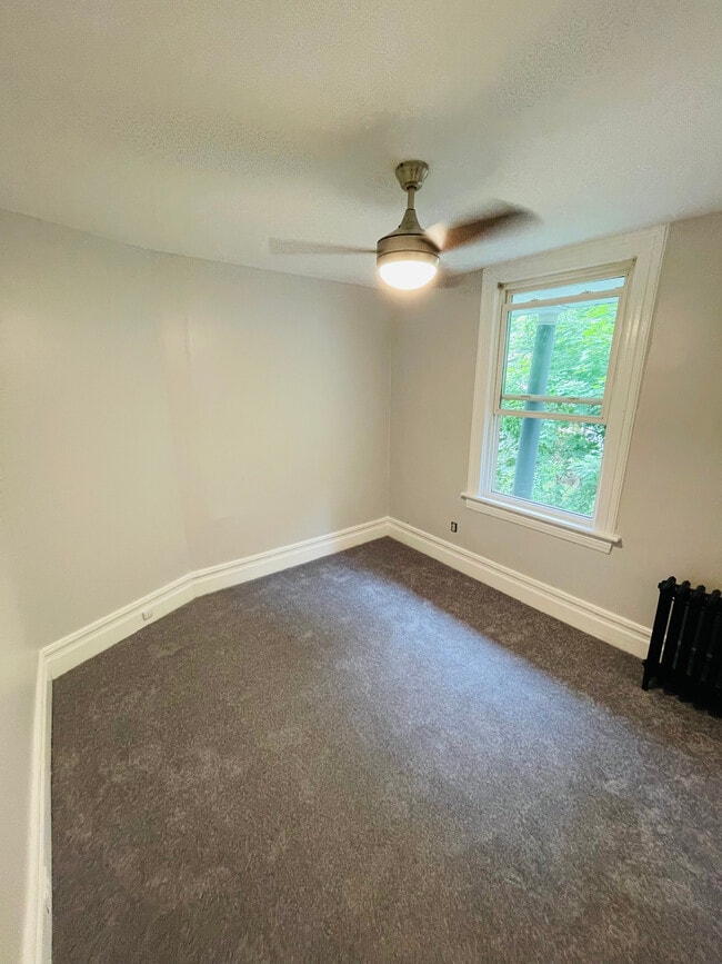 Bedroom- Medium - 10 Amackassin Ter