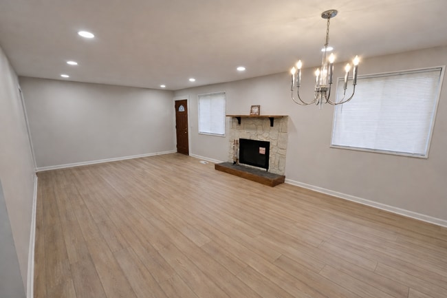 Foto del edificio - 220 University Blvd E