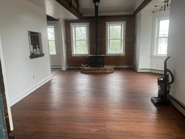 Foto del edificio - 210 E Main St