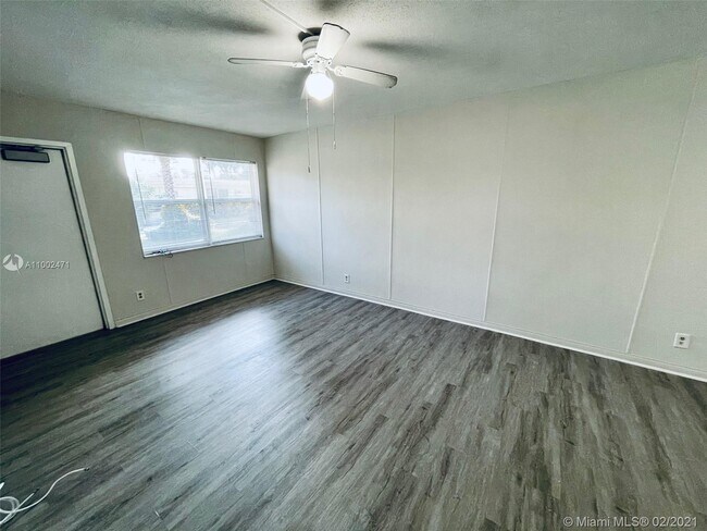 Building Photo - 1077 SE 22nd Ave