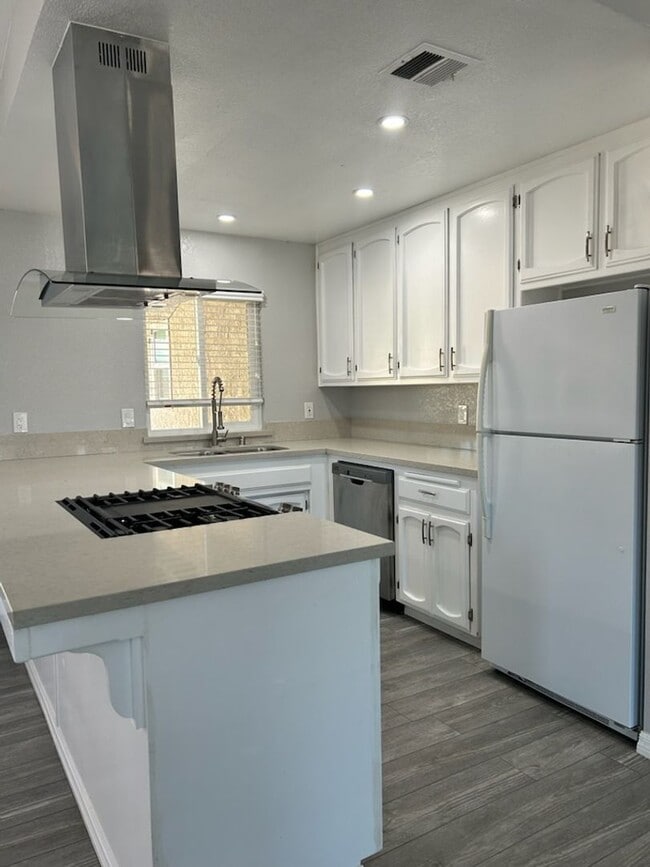 Building Photo - Please call Vaughn Realty, 760-446-6561 to...