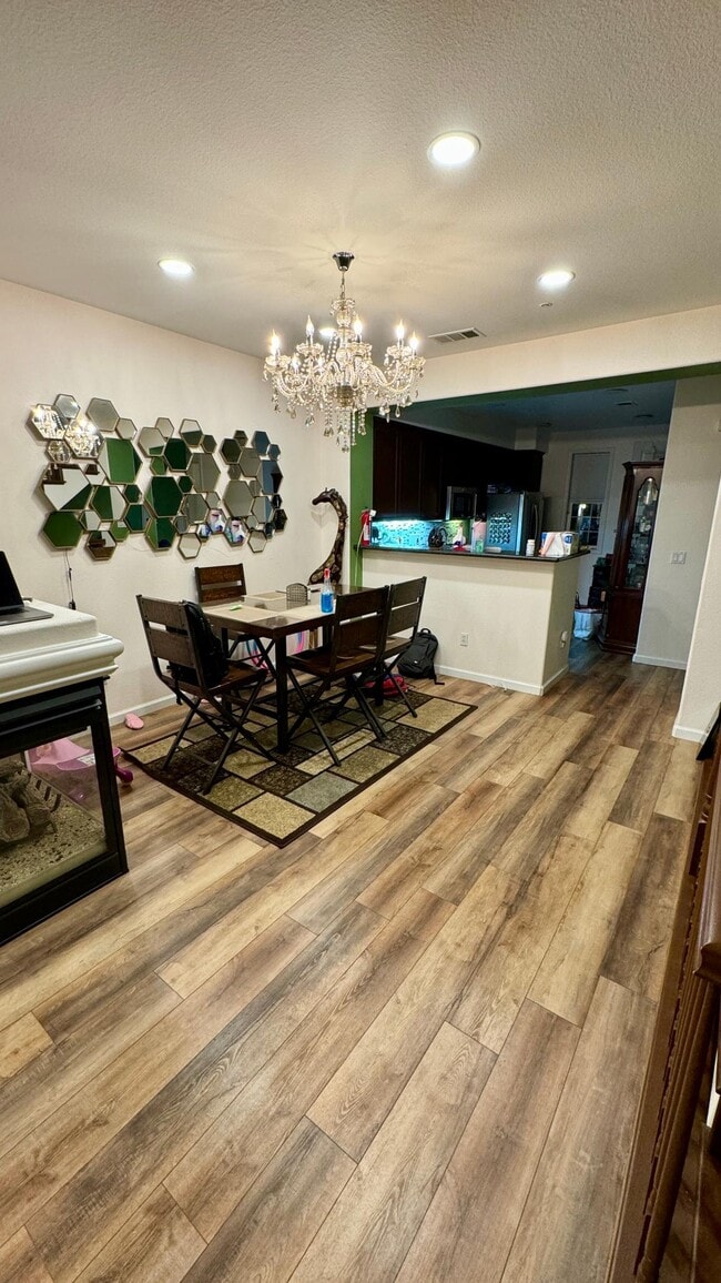 Dining - 3624 Whitworth Dr