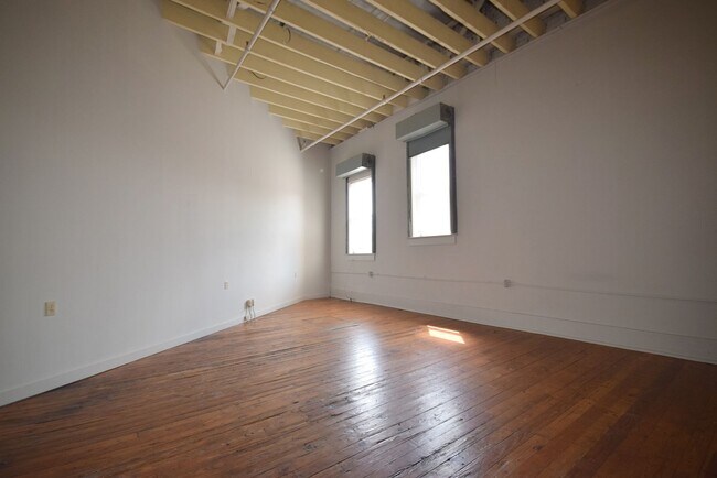 Building Photo - 313