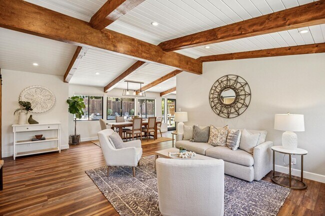 Foto del edificio - Luxury Single-Level Westside Alamo Home with Saltwater Pool, Spa & Outdoor Kitchen
