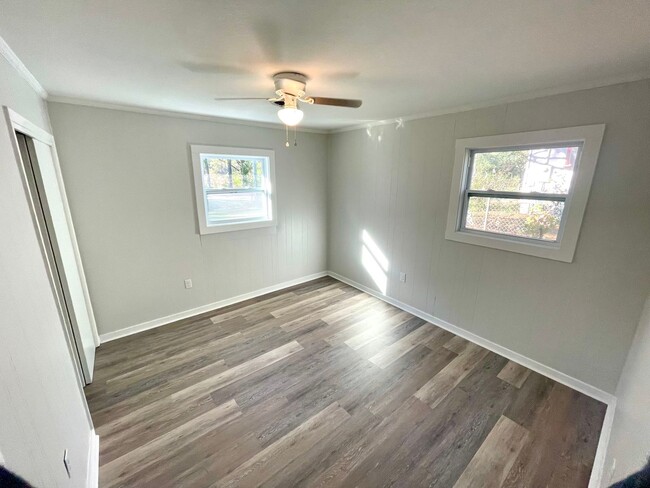 Building Photo - **NEWLY RENOVATED!** 3/1 Available for Ren...