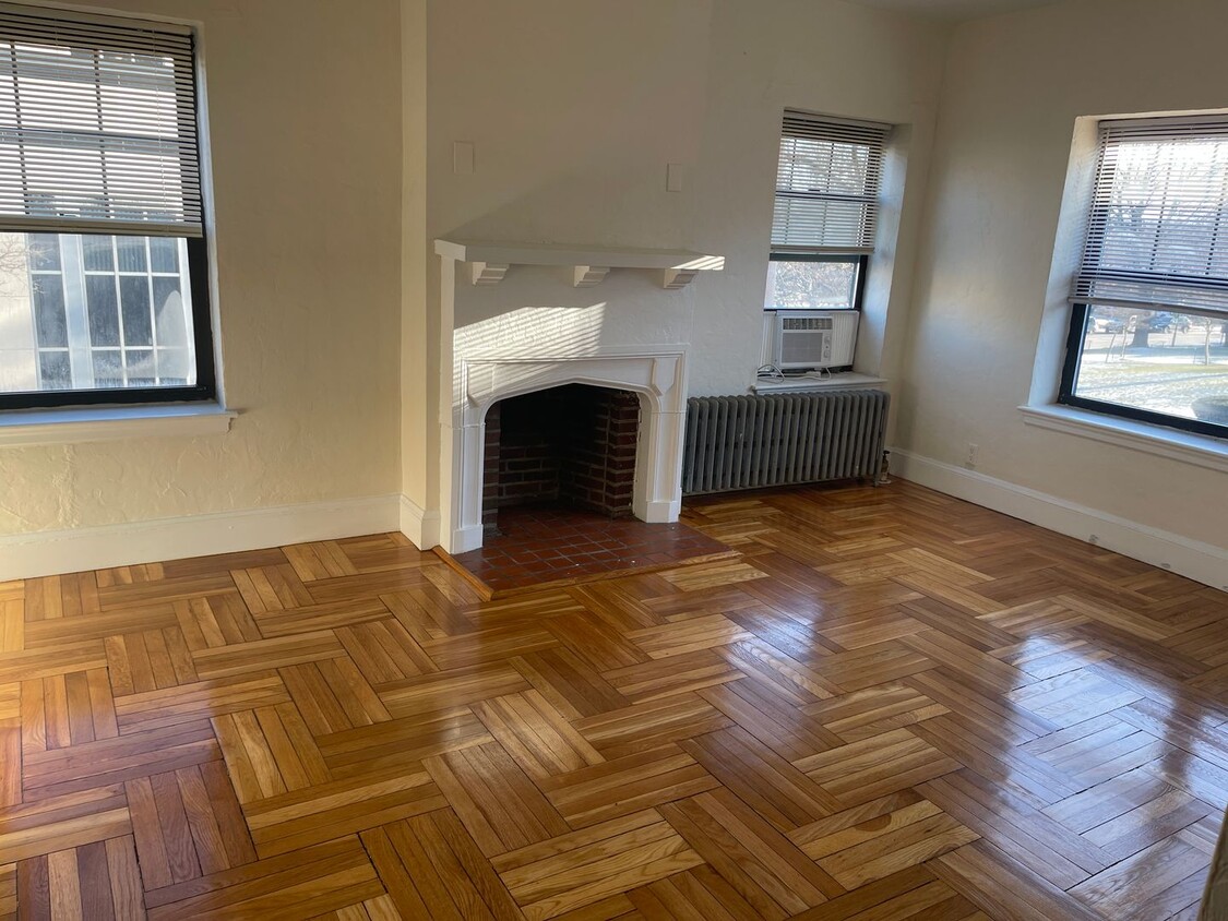 Stunning and Charming 1 Bed Tons of windows Parque Floors Fireplace 1 free month, SUNNY! - Split style 2 Bed Cleveland Circle HT  -HW...