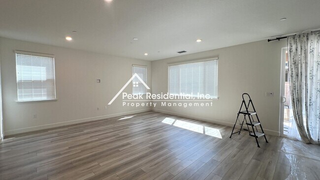 Foto del edificio - Still looks new. 4-bedroom home in North N...