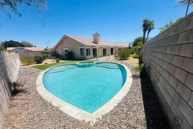 Foto del edificio - 78780 Birchcrest Cir