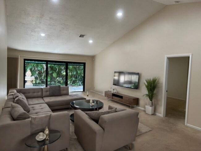 Foto del edificio - 6343 Las Flores Dr