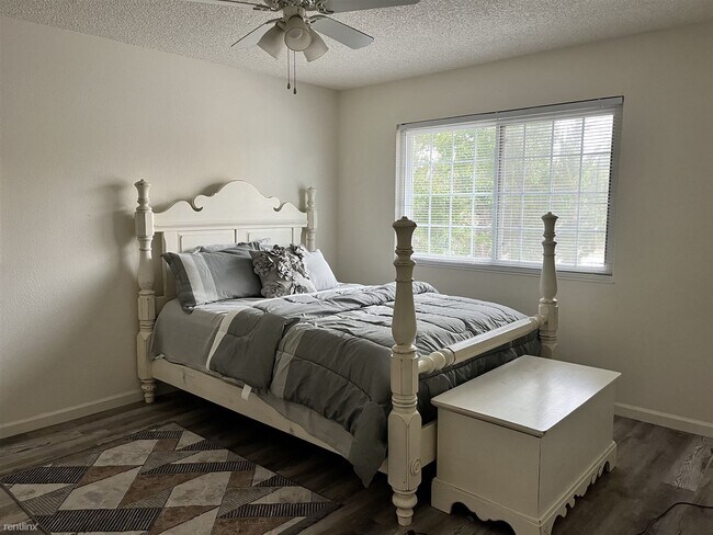 Foto del edificio - 5 br, 2.5 bath House - 136 Clayton Circle
