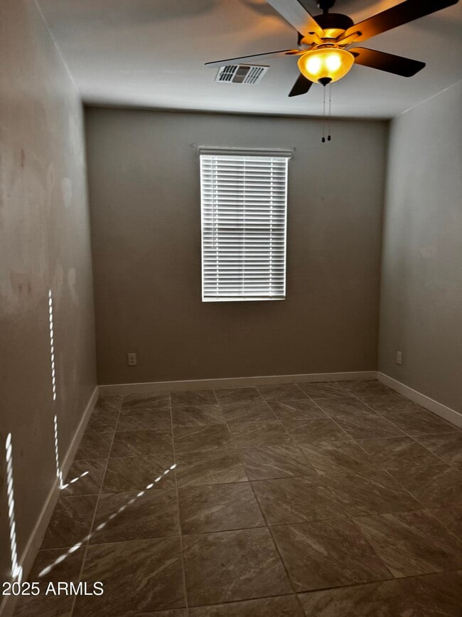 Foto del edificio - 23436 W Winslow Ave