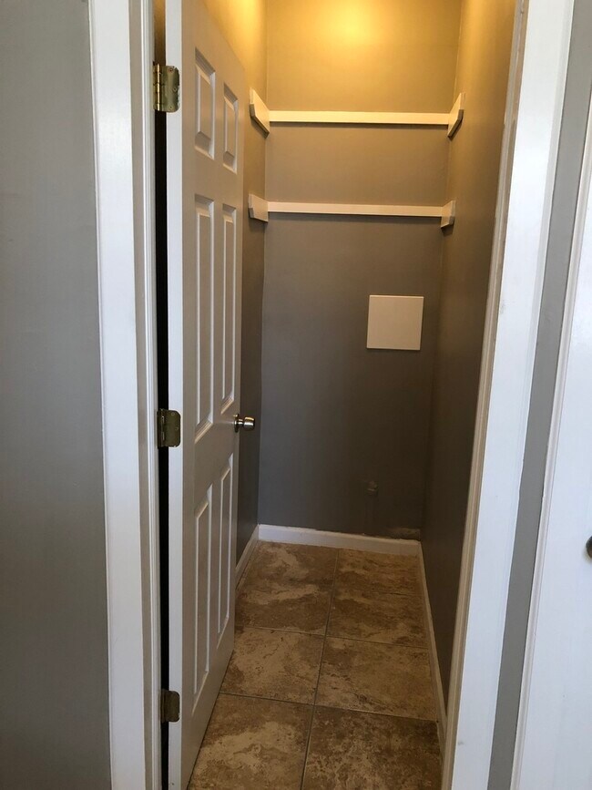 Building Photo - 1052 W Thorndale Ave