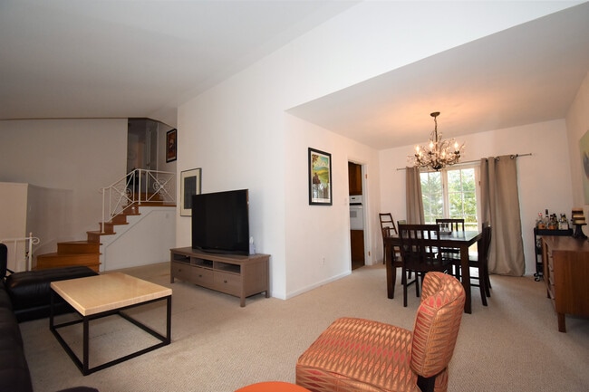 Building Photo - Awesome 3 Bedroom/3 Full Bath Split Level Home in close in Bethesda!