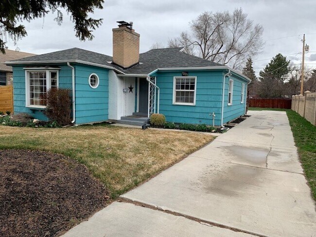 Foto del edificio - 1221 E. Crandall Ave