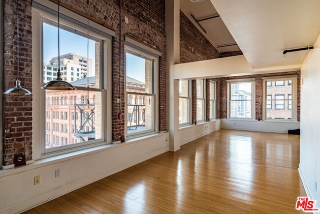 Foto del edificio - 253 S Broadway
