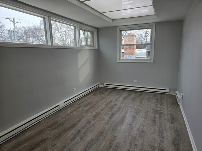 Foto del edificio - 477 1/2 Spring Rd