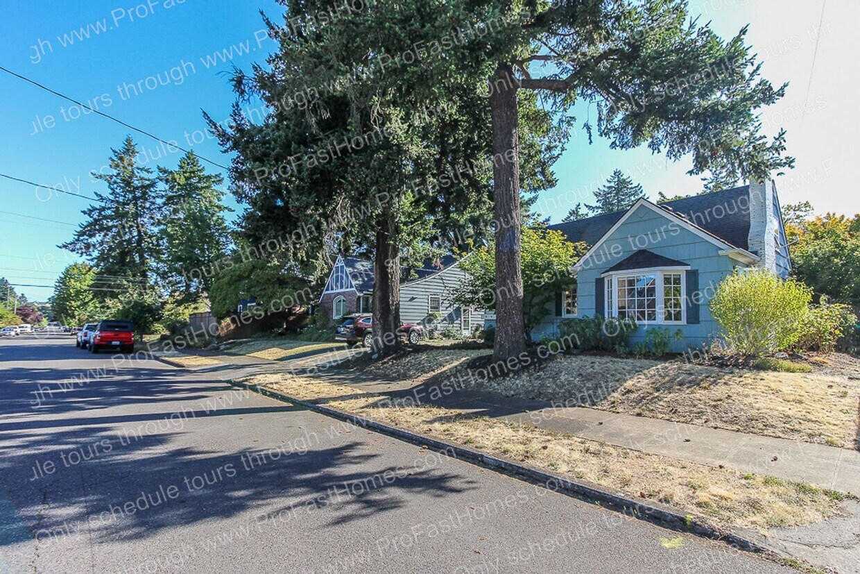 Foto principal - 1612 NE 62nd Ave