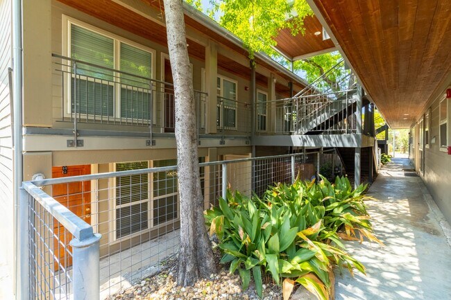 Building Photo - One bedroom condo in an Unbeatable Location!!