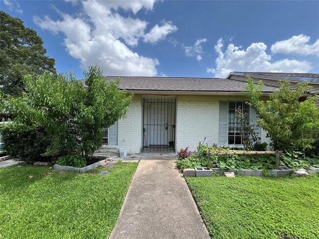 Building Photo - 8330 Leamont Dr